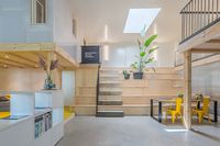 Loft Office mit Treppe aus Holz und Stein