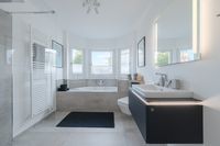 Modernes Badezimmer mit gro&szlig;er Badewanne